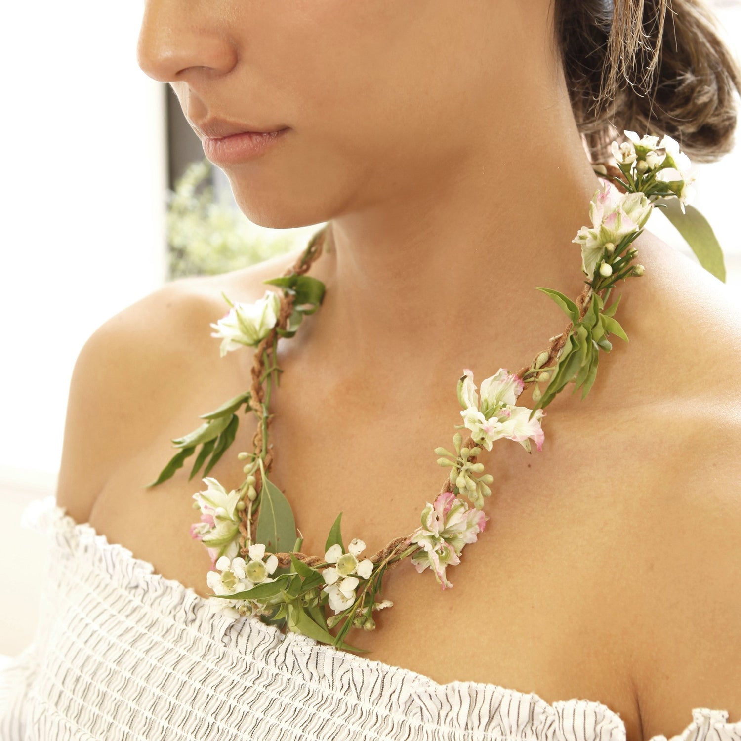 Huckleberry hacer su propio collar de flores frescas